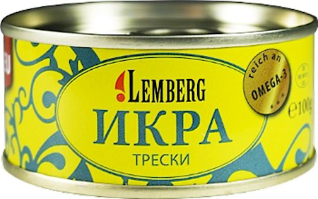 Стеклянная баночка 100 г с подкопчённой икрой трески нежно-розового цвета на фоне деревянной доски